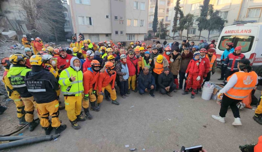 Babası Ümidi Kesmişti, 28 Saatlik Çalışmayla 100. Saatte Enkazdan Çıkarıldı