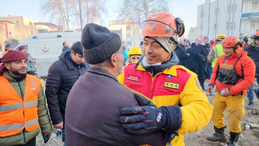 Babası Ümidi Kesmişti, 28 Saatlik Çalışmayla 100. Saatte Enkazdan Çıkarıldı