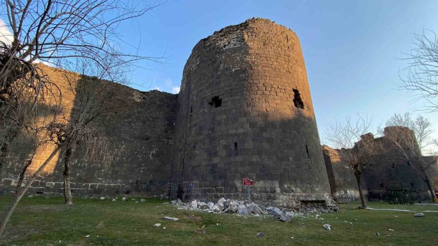 Şiddetli İki Deprem 5 Bin Yıllık Diyarbakır Surları’nı Da Vurdu