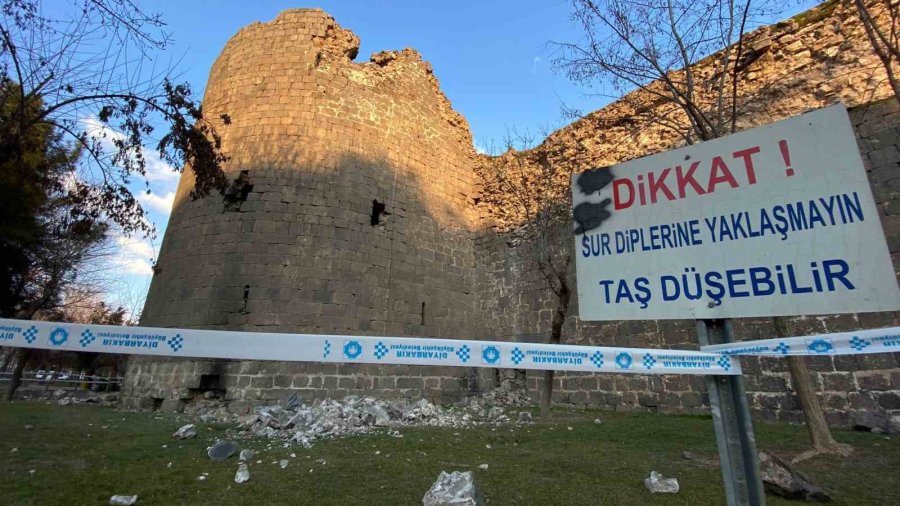 Şiddetli İki Deprem 5 Bin Yıllık Diyarbakır Surları’nı Da Vurdu