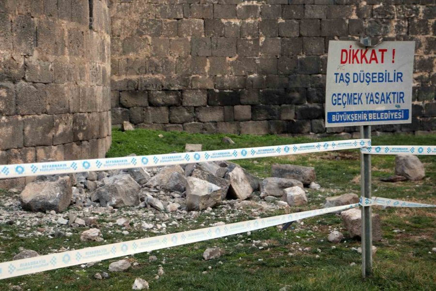 Şiddetli İki Deprem 5 Bin Yıllık Diyarbakır Surları’nı Da Vurdu