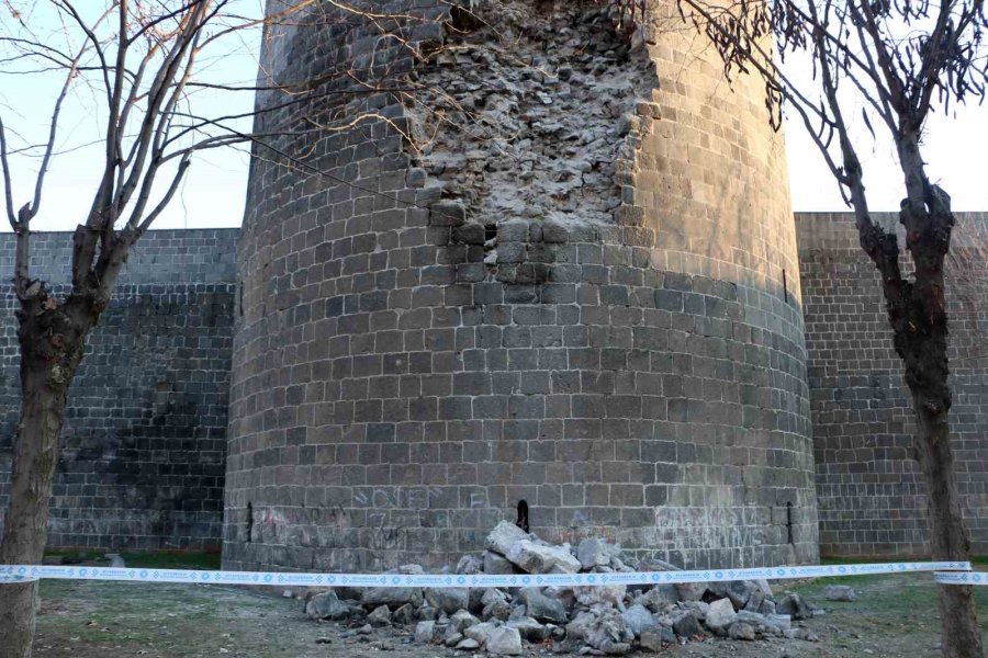 Şiddetli İki Deprem 5 Bin Yıllık Diyarbakır Surları’nı Da Vurdu