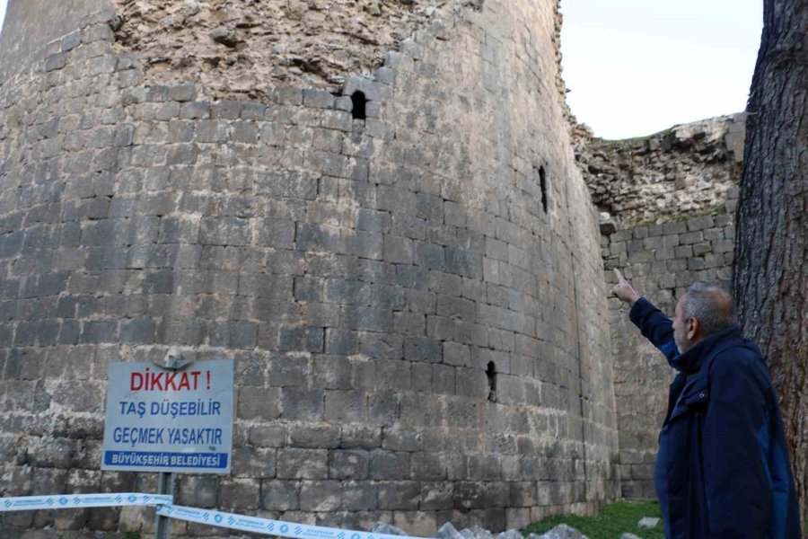 Şiddetli İki Deprem 5 Bin Yıllık Diyarbakır Surları’nı Da Vurdu