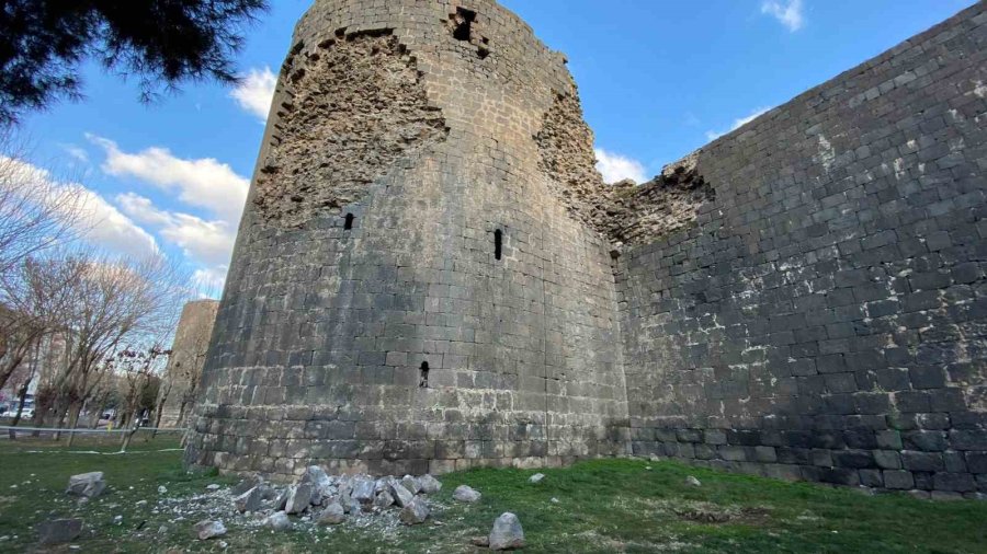 Şiddetli İki Deprem 5 Bin Yıllık Diyarbakır Surları’nı Da Vurdu