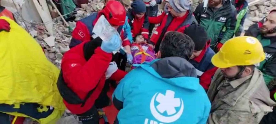 Zonguldak Umke Ekibi 109 Saat Sonra İki Küçük Çocuğu Enkazdan Kurtardı