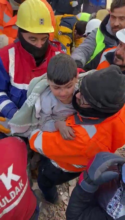 Madenciler Anne Ve Oğlunu Enkazdan Sağ Kurtardı