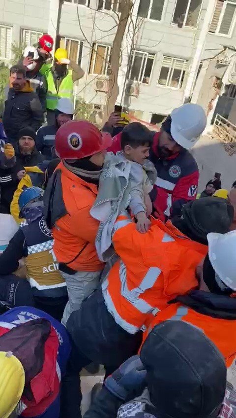 Madenciler Anne Ve Oğlunu Enkazdan Sağ Kurtardı