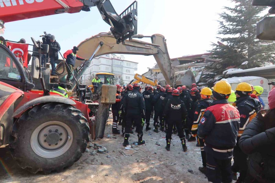 121. Saatte Depremin Kalbinde Tüm Ekipler, Ülkü’yü Çıkarmak İçin Seferber