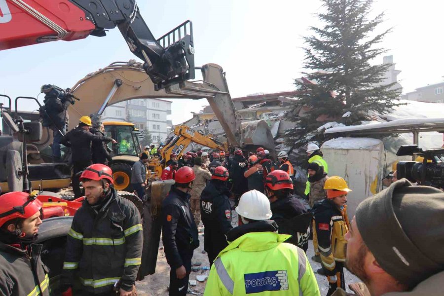 121. Saatte Depremin Kalbinde Tüm Ekipler, Ülkü’yü Çıkarmak İçin Seferber