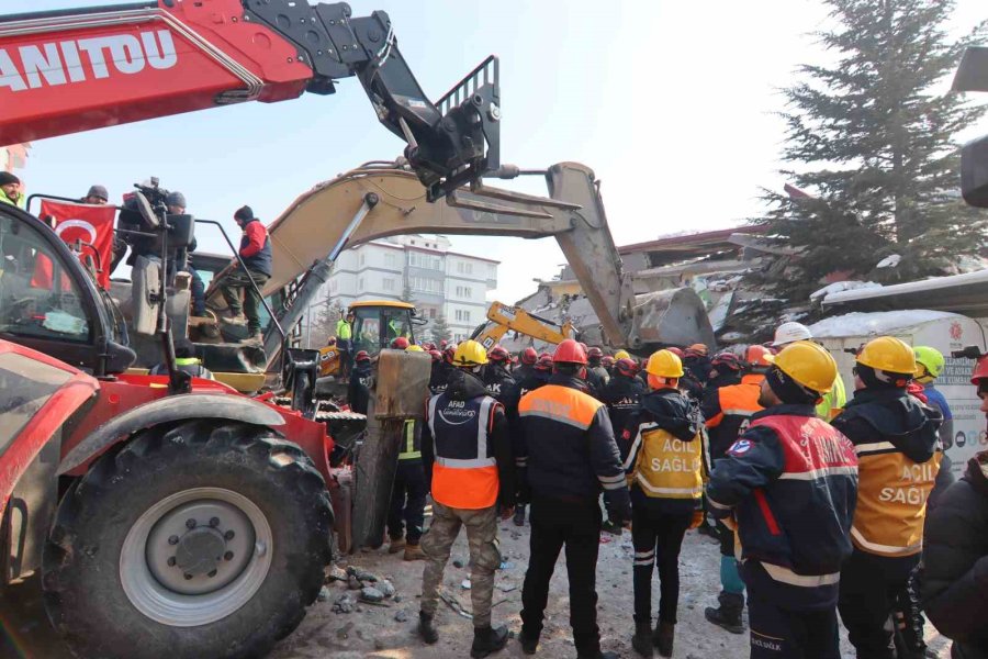 121. Saatte Depremin Kalbinde Tüm Ekipler, Ülkü’yü Çıkarmak İçin Seferber