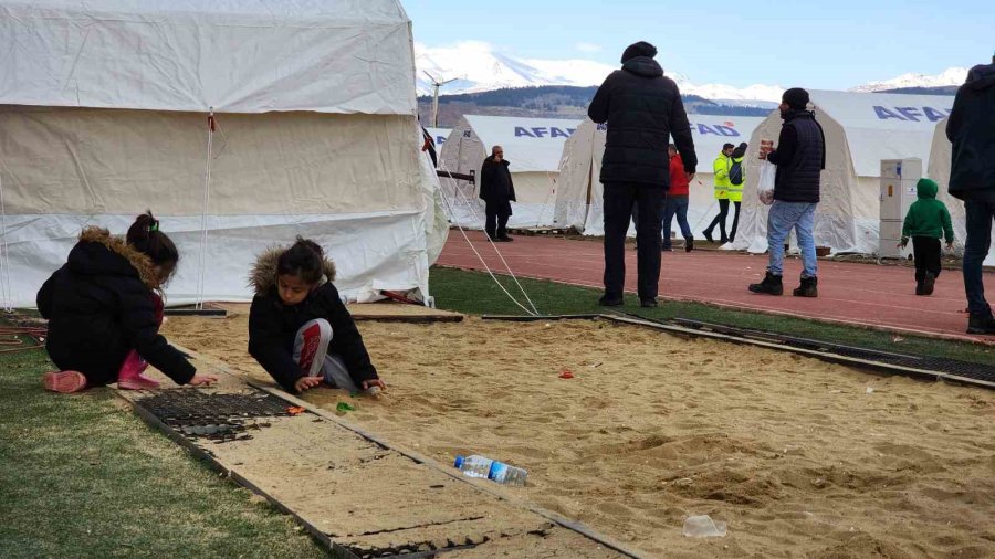 Deprem Bölgesinde Çocuk Olmak: Tek İstekleri Yeni Oyuncak