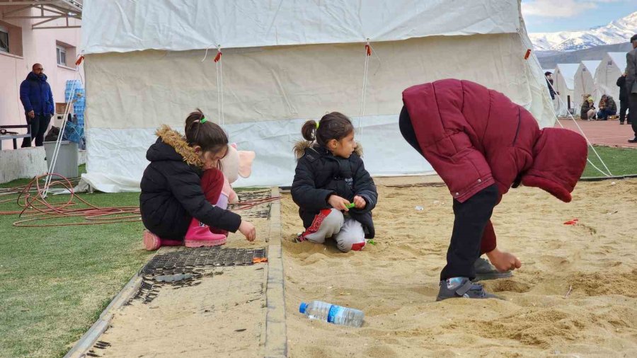 Deprem Bölgesinde Çocuk Olmak: Tek İstekleri Yeni Oyuncak