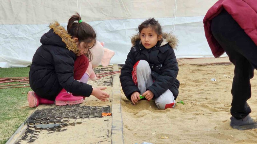 Deprem Bölgesinde Çocuk Olmak: Tek İstekleri Yeni Oyuncak