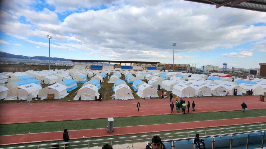 Deprem Bölgesinde Çocuk Olmak: Tek İstekleri Yeni Oyuncak