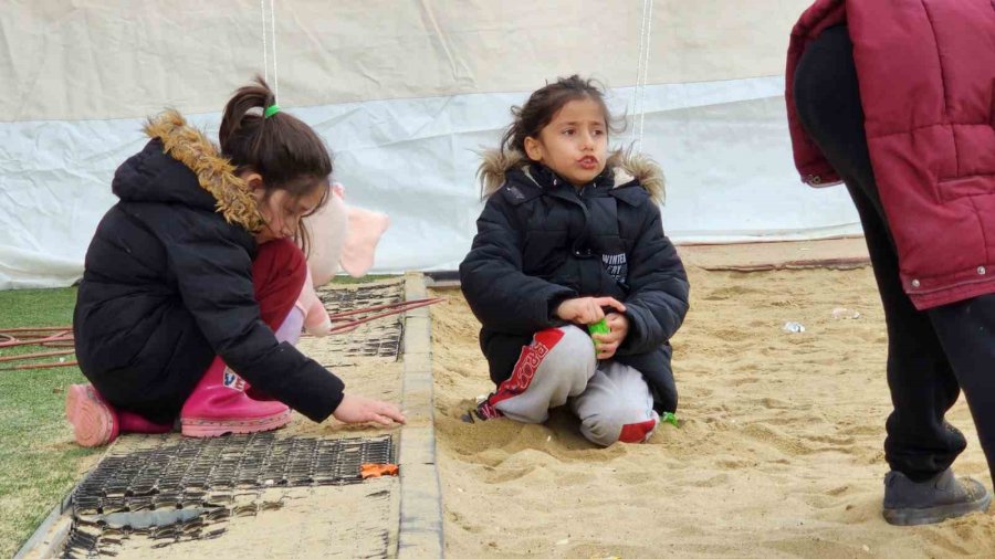 Deprem Bölgesinde Çocuk Olmak: Tek İstekleri Yeni Oyuncak