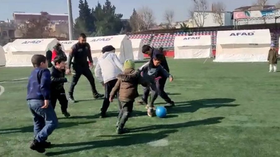 Çevik Kuvvet Polisleri Depremzede Çocuklarla Futbol Oynadı