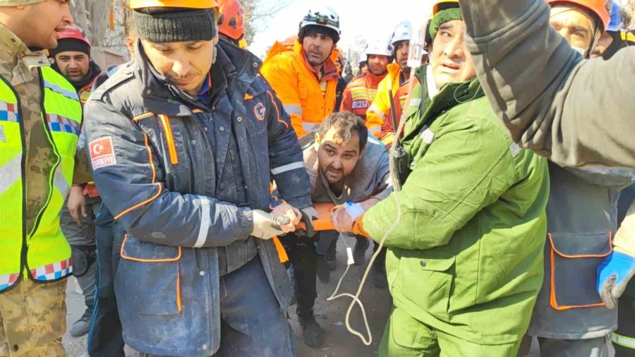 128’inci Saatte Çifte Sevinç, Baba İle Bebeği Sağ Kurtarıldı