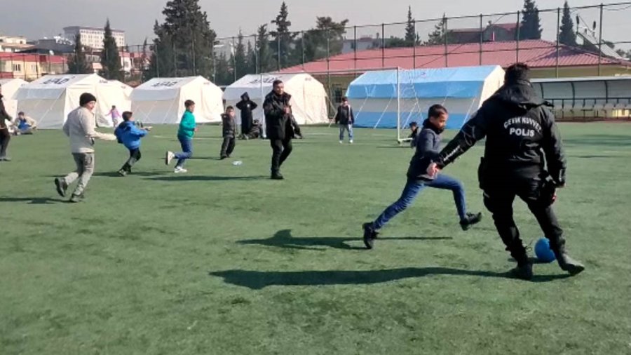 Çevik Kuvvet Polisleri Depremzede Çocuklarla Futbol Oynadı