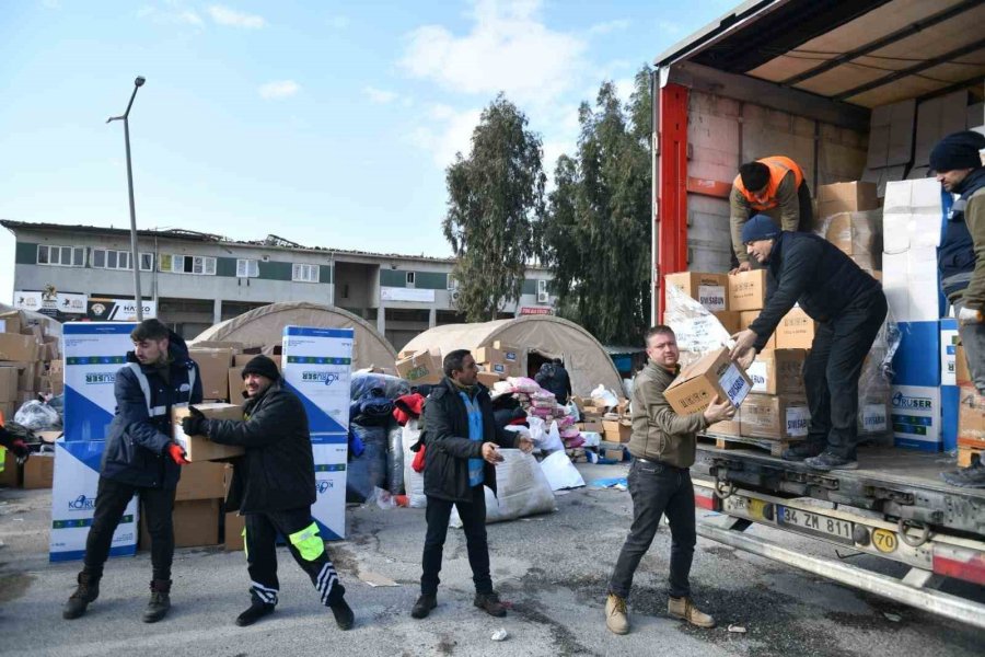 Yardımlar Depremzedelere Ulaştırılıyor