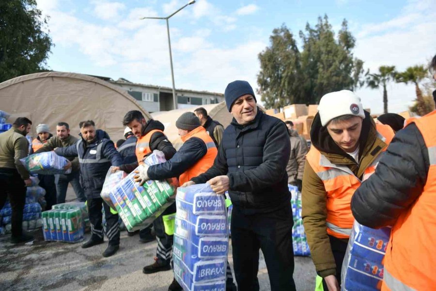 Yardımlar Depremzedelere Ulaştırılıyor