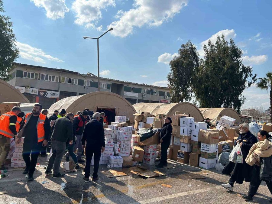 Yardımlar Depremzedelere Ulaştırılıyor