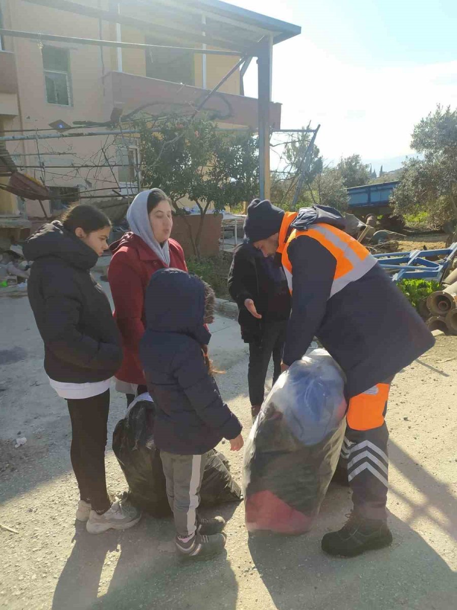 Yardımlar Depremzedelere Ulaştırılıyor