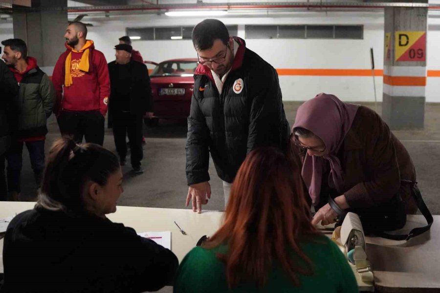 Nef Stadyumu’nda Yardım Toplama Çalışmaları Sürüyor