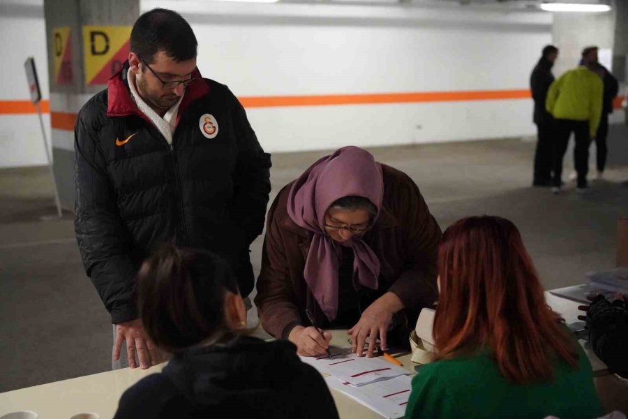 Nef Stadyumu’nda Yardım Toplama Çalışmaları Sürüyor