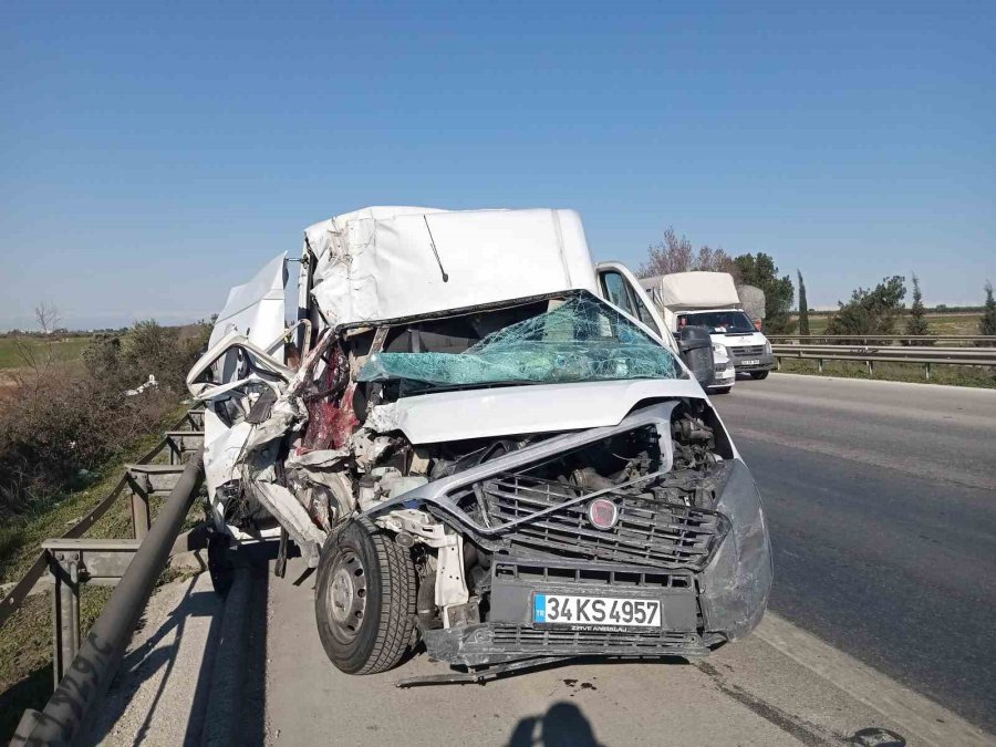 Hatay’a Yardıma Giden Kamyon Ve Panelvan Çarpıştı: 4 Yaralı