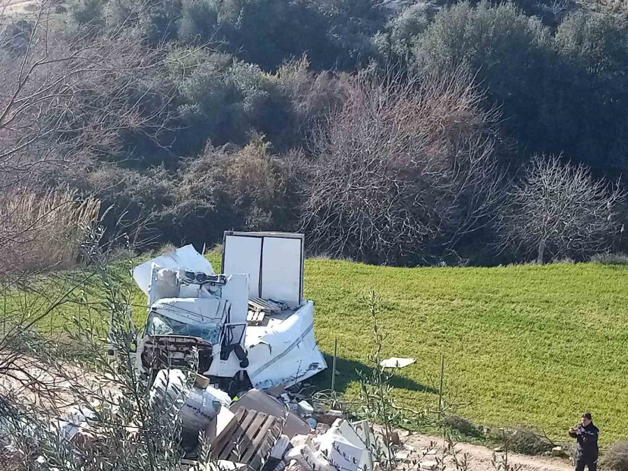 Hatay’a Yardıma Giden Kamyon Ve Panelvan Çarpıştı: 4 Yaralı