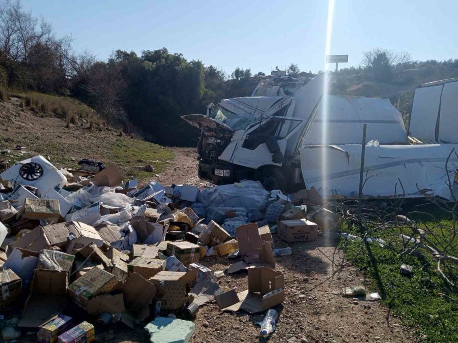 Hatay’a Yardıma Giden Kamyon Ve Panelvan Çarpıştı: 4 Yaralı