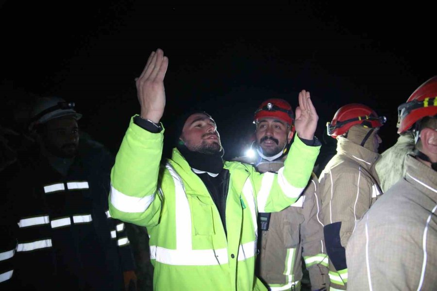 Depremin 137. Saatinde Enkaz Altından Çıkarıldı, Her Soruya Cevap Verdi