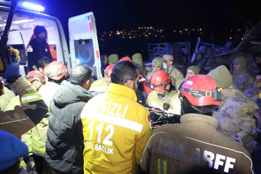 Depremin 137. Saatinde Enkaz Altından Çıkarıldı, Her Soruya Cevap Verdi