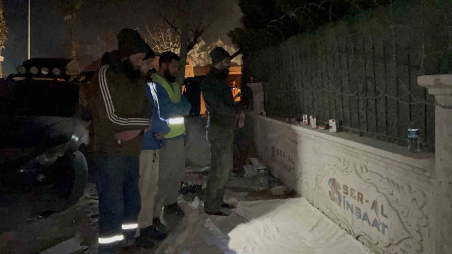 Hatay’da Arama Kurtarma Ekiplerinden Nöbetleşe Akşam Namazı