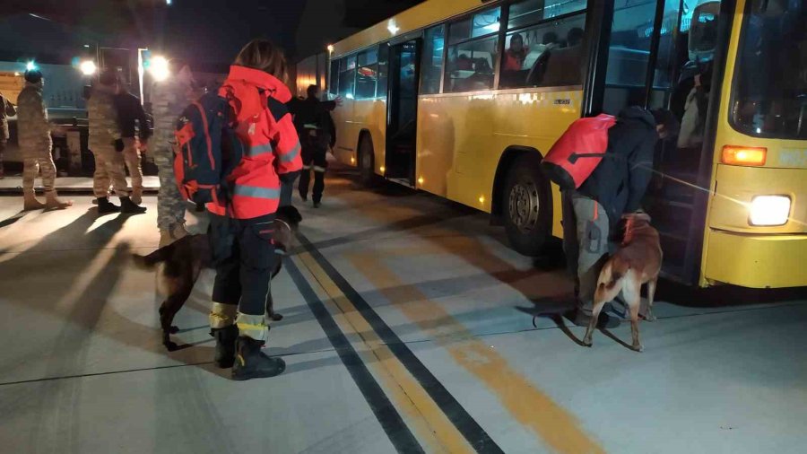 İstanbul’a 45 Depremzede Ve 33 İspanyol Arama Kurtarma Ekibi Geldi