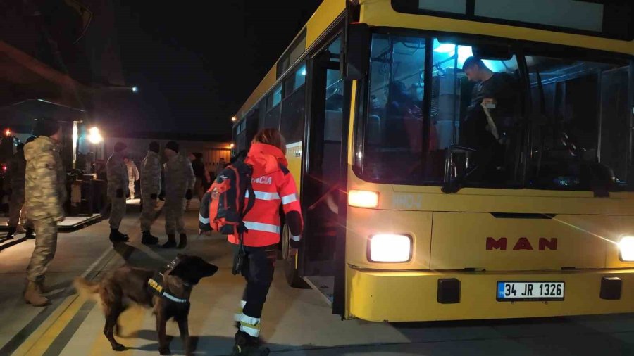 İstanbul’a 45 Depremzede Ve 33 İspanyol Arama Kurtarma Ekibi Geldi