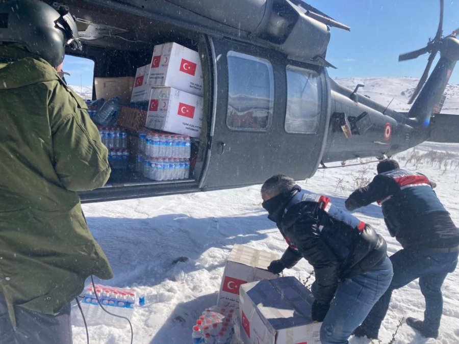 Mehmetçik 532 Köye Helikopter İle Yardım Malzemesi Ulaştırıldı