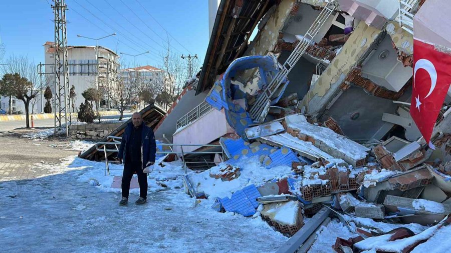 Enkazdan Kendi Çabaları İle Çıktı, Korku Dolu Anları Anlattı