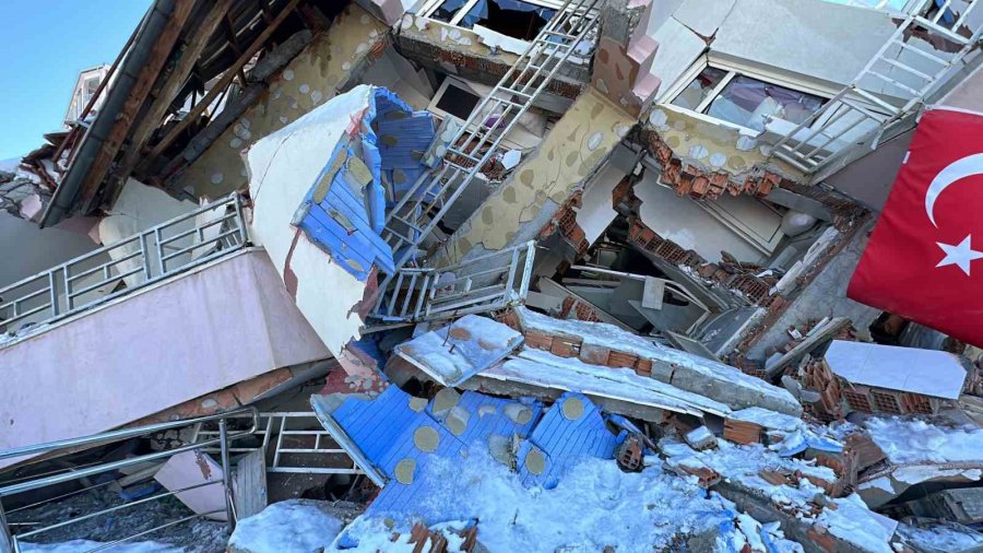 Enkazdan Kendi Çabaları İle Çıktı, Korku Dolu Anları Anlattı