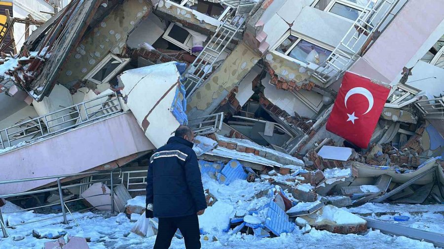 Enkazdan Kendi Çabaları İle Çıktı, Korku Dolu Anları Anlattı