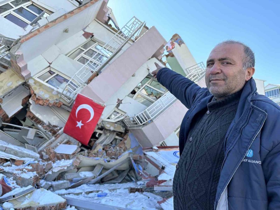 Enkazdan Kendi Çabaları İle Çıktı, Korku Dolu Anları Anlattı