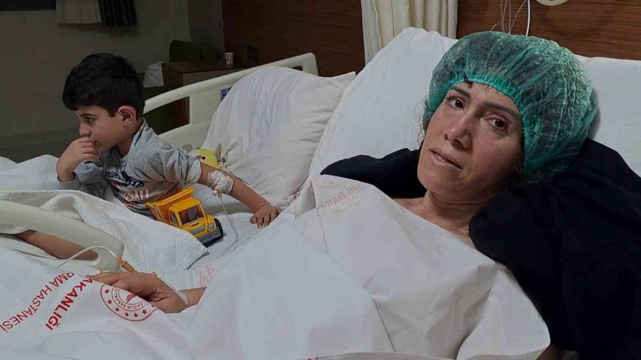 Depremden Kurtulan Anne-oğul, Birbirine Hastanede Kavuştu