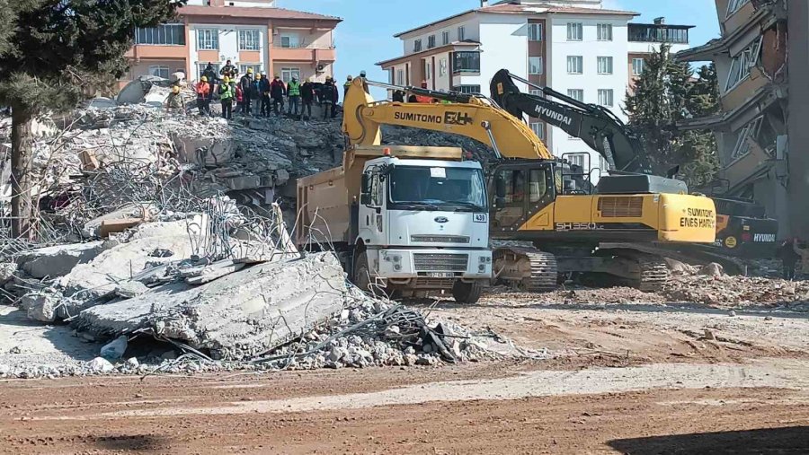 Ayşe-mehmet Polat Sitesi’nde Arama Kurtarma Çalışmaları 131 Saattir Sürüyor