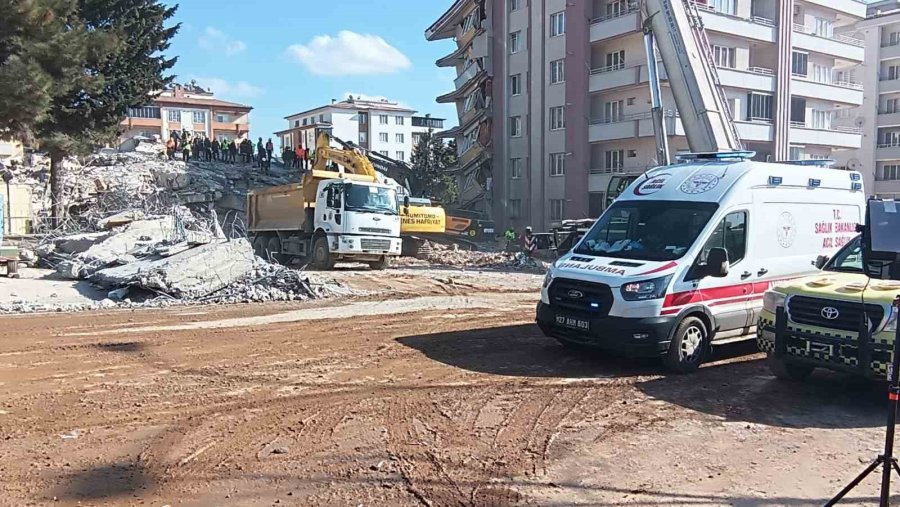 Ayşe-mehmet Polat Sitesi’nde Arama Kurtarma Çalışmaları 131 Saattir Sürüyor