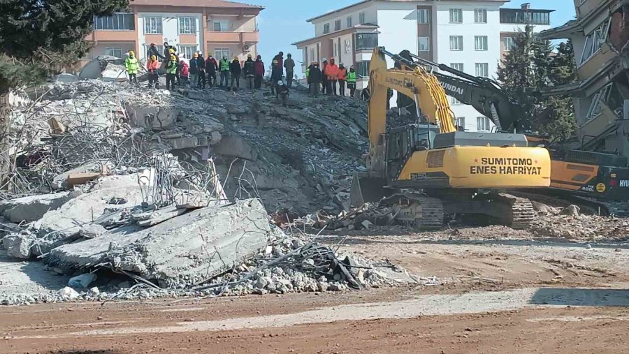 Ayşe-mehmet Polat Sitesi’nde Arama Kurtarma Çalışmaları 131 Saattir Sürüyor