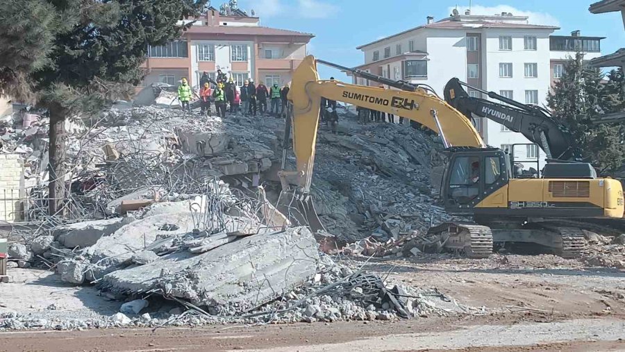 Ayşe-mehmet Polat Sitesi’nde Arama Kurtarma Çalışmaları 131 Saattir Sürüyor