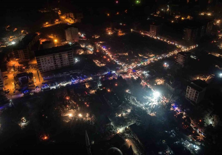 Kahramanmaraş’ta Geceyi Arama Kurtarma Çalışmaları Aydınlattı