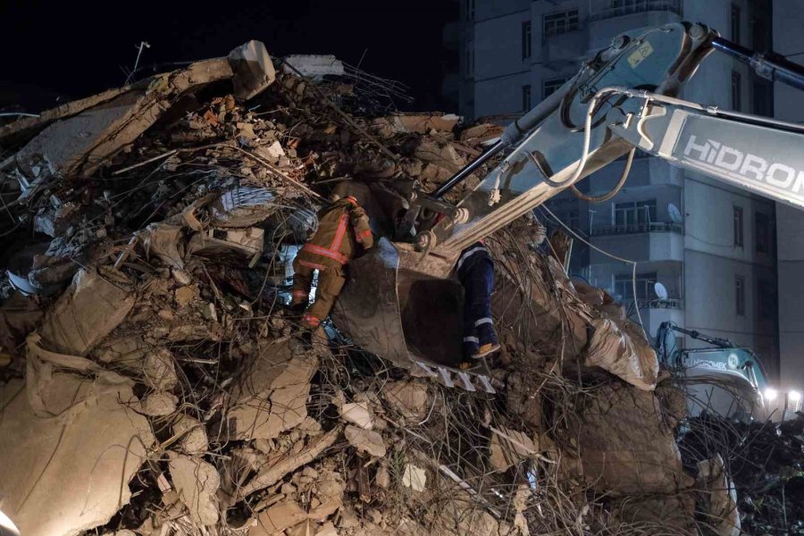 Kahramanmaraş’ta Geceyi Arama Kurtarma Çalışmaları Aydınlattı