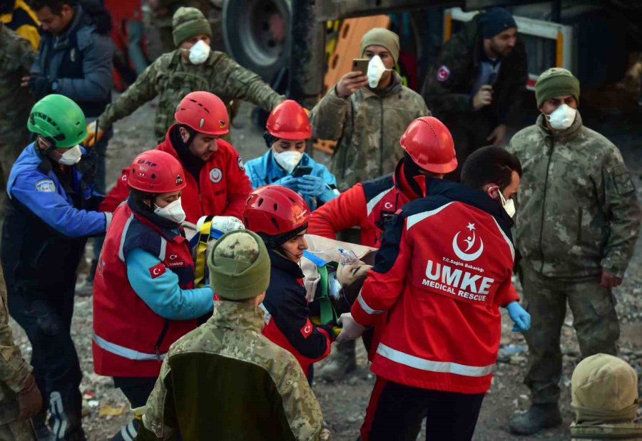 Depremin 6. Gününde Kurtarılan 11 Yaşındaki Nehir’in İlk İsteği ’su’ Oldu