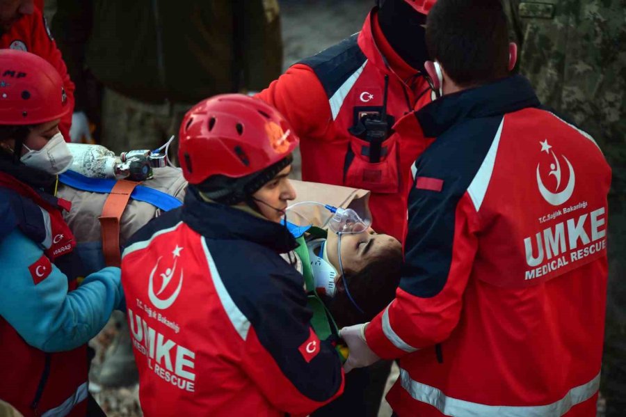 Depremin 6. Gününde Kurtarılan 11 Yaşındaki Nehir’in İlk İsteği ’su’ Oldu